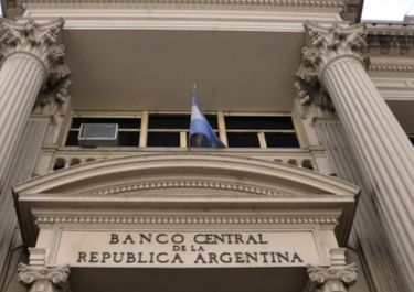 El Banco Central flexibilizó el cepo al pago anticipado de importaciones