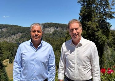 Rolando Figueroa recibió a Diego Santilli en Villa la Angostura.