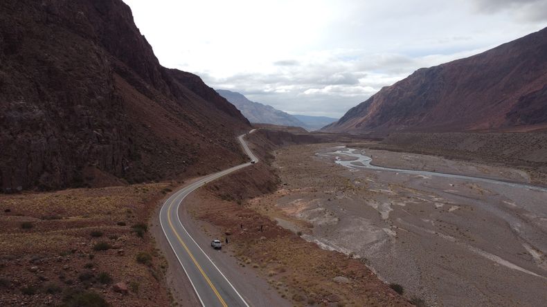 Las rutas y los pasos fronterizos, claves para la logística productiva en Cuyo, una región de condiciones climáticas exigentes.