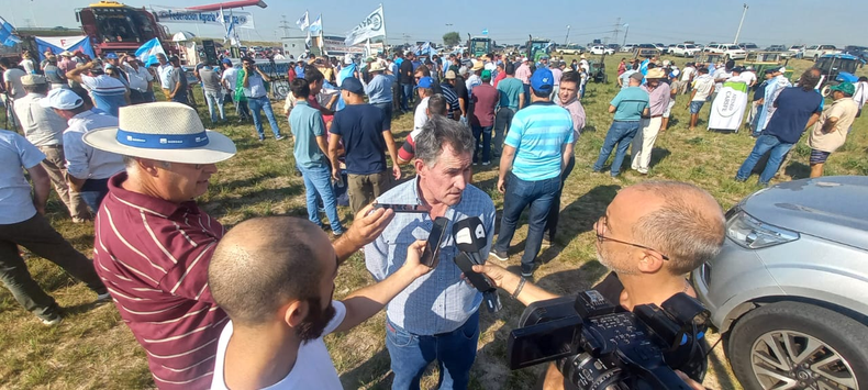 Achetoni en diálogo con la prensa