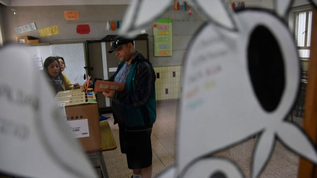 relato fotografico de un domingo de urnas en la bota