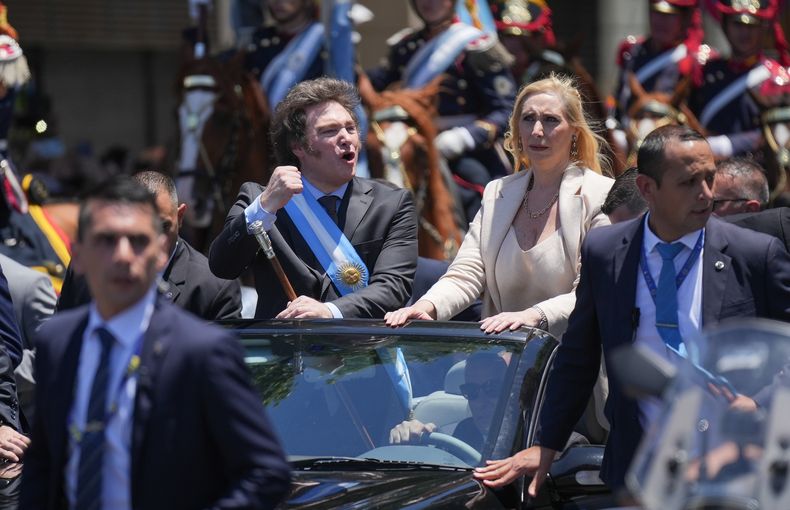 Javier y Karina Milei en la recorrida entre Congreso y Casa Rosada (Foto: Télam) Javier y Karina Milei en la recorrida entre Congreso y Casa Rosada (Foto: Télam)