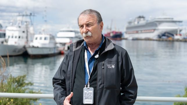 Roberto Murcia, el director provincial de puertos de Tierra del Fuego, en medio de la tormenta
