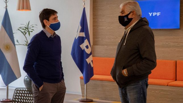 vaca muerta: acuerdo entre ypf y el sindicato petrolero para la reactivacion