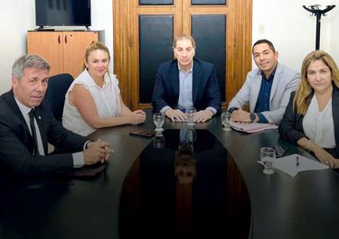 El ministro Diego Santill recibió al Foro de la Patagonia que pide por la Ruta de Vaca Muerta: estuvieron el diputado Martín Ardohain, el intendente de 25 de Mayo Leonel Monsalve, su vice Marina Álvarez y la jefa comunal de Catriel Daniela Salzotto.