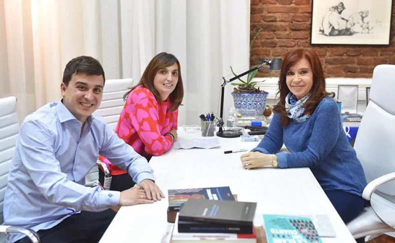 Cristina Fernández de Kirchner junto a Luchy Alonso, jefa de La Cámpora en La Pampa, y otro de los dirigentes que posiciona el espacio: Miguel 