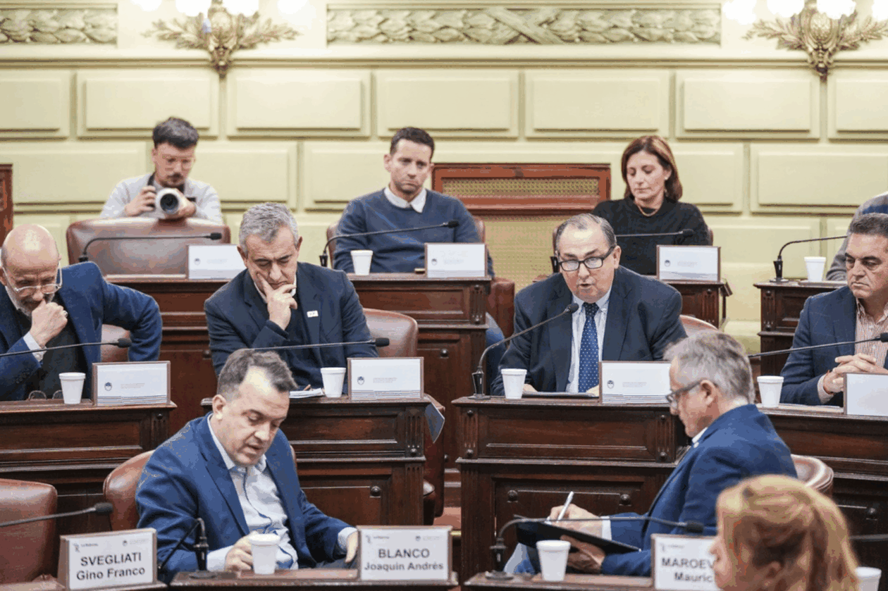 El intendente de Rosario, Pablo Javkin, y el de Santa Fe, Juan Pablo Poletti, en la Legislatura. Unidos alineado con la iniciativa.