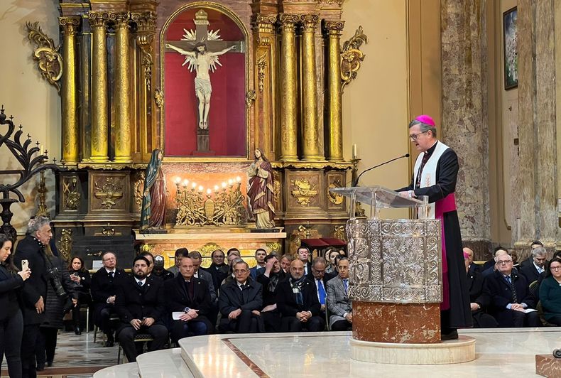 Jorge García Cuerva predica el tedeum delante de Javier Milei