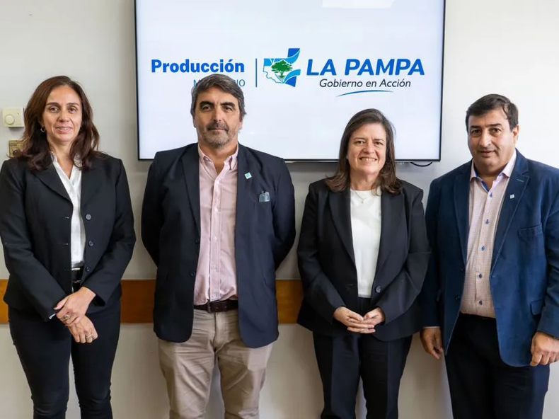 Apuntado. Grant (segundo de izquierda a derecha) en una visita a La Pampa.