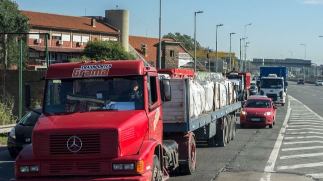 camioneros bloquearon los accesos a la ciudad y generaron caos