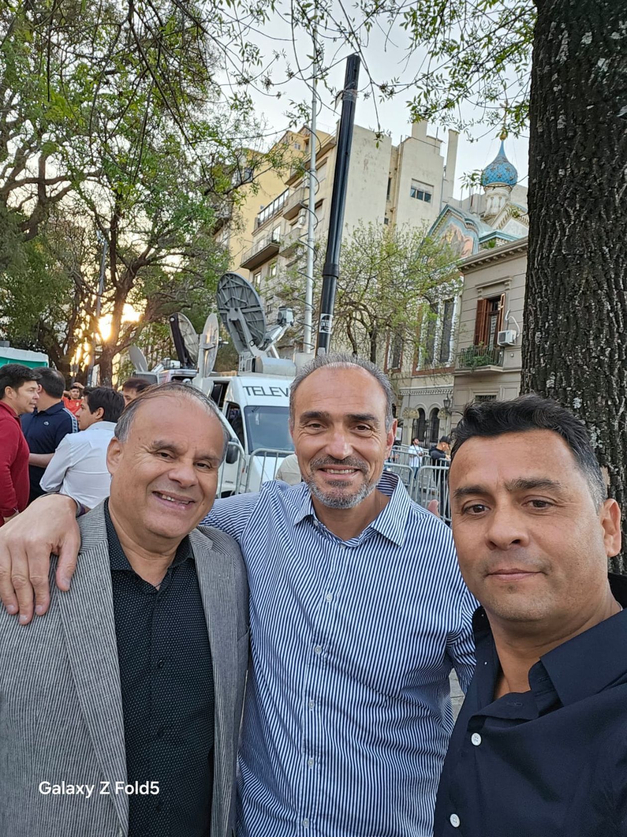 Roque Fleitas, presidente de LLA Entre Ríos, junto a Lule Menem y Andrés Laumann, primer candidato a diputado por la Alianza La Libertad Avanza.&nbsp;