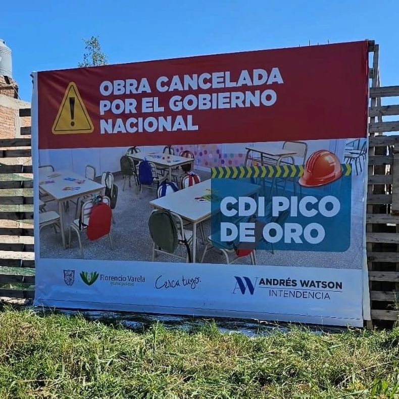Cartelería en Florencio Varela que apunta a Javier Milei