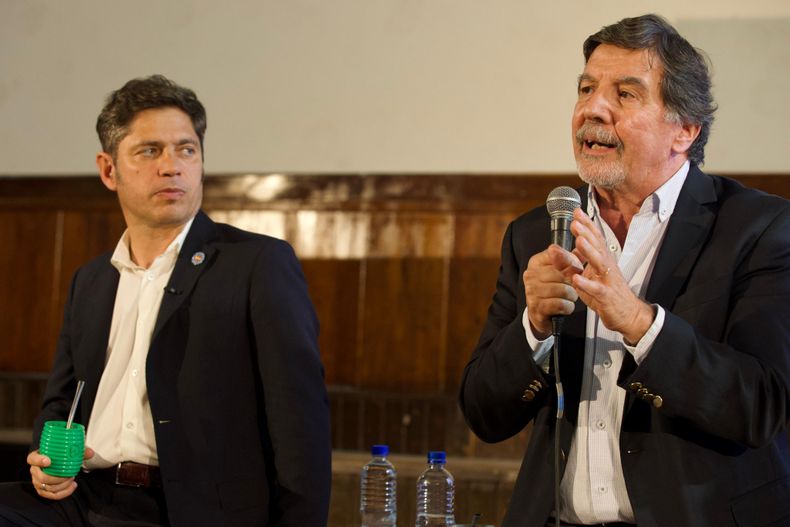 El gobernador Axel Kicillof y Alberto Sileoni.&nbsp;
