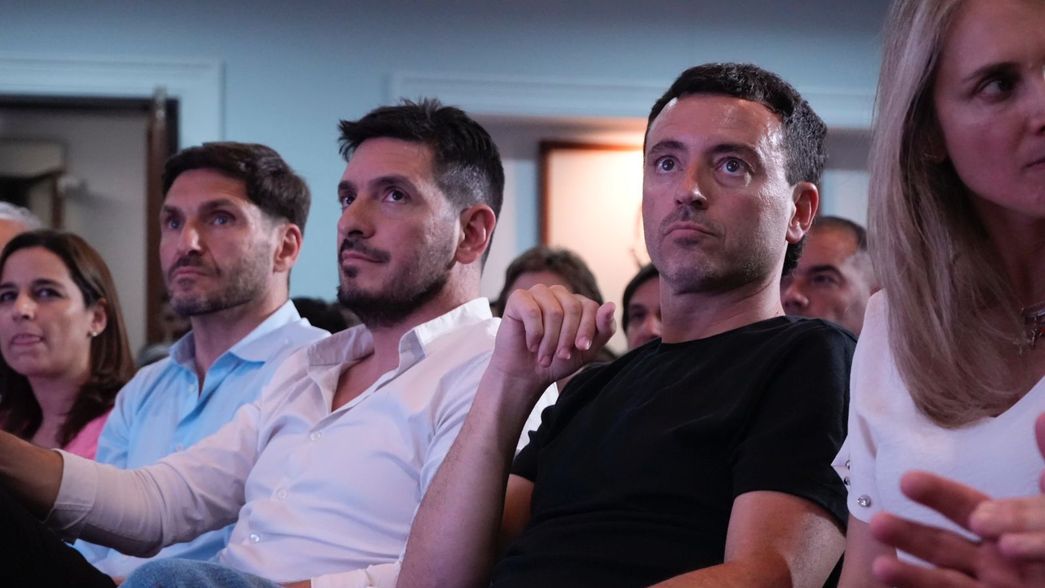 Rodrigo de Loredo y Marcos Ferrer le apuntan a los intendentes de la UCR con llave para el 27