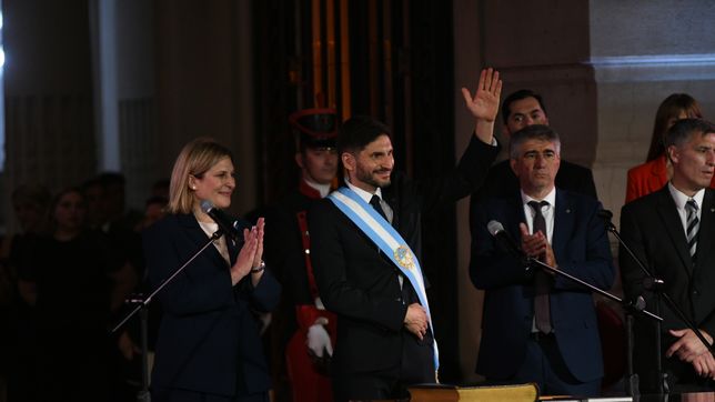 Maximiliano Pullaro junto a Gisela Scaglia en las escalinatas de la Casa de Gobierno.
