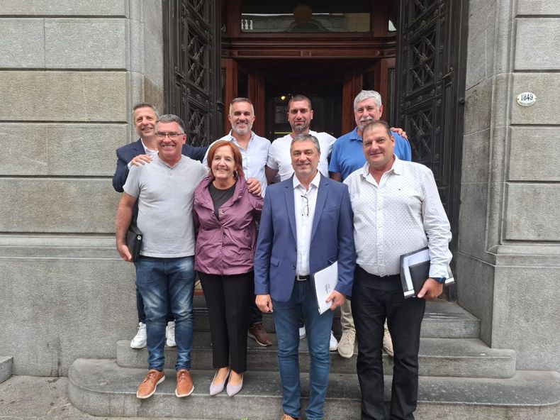 Los seis intendente del interior de Córdoba junto al legislador Gustavo Tevez y la senadora Alejandra Vigo, quien gestionó el encuentro con Franco Mogetta.
