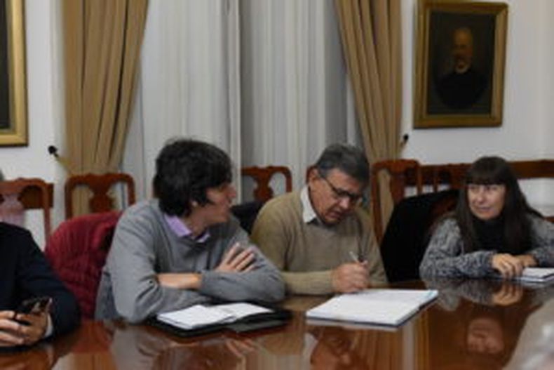Esteban Olarán (CTA Autonoma Entre Ríos), Marcelo Pagani (secretario General AGMER) y Carina Domínguez (secretaria Adjunta UPCN).