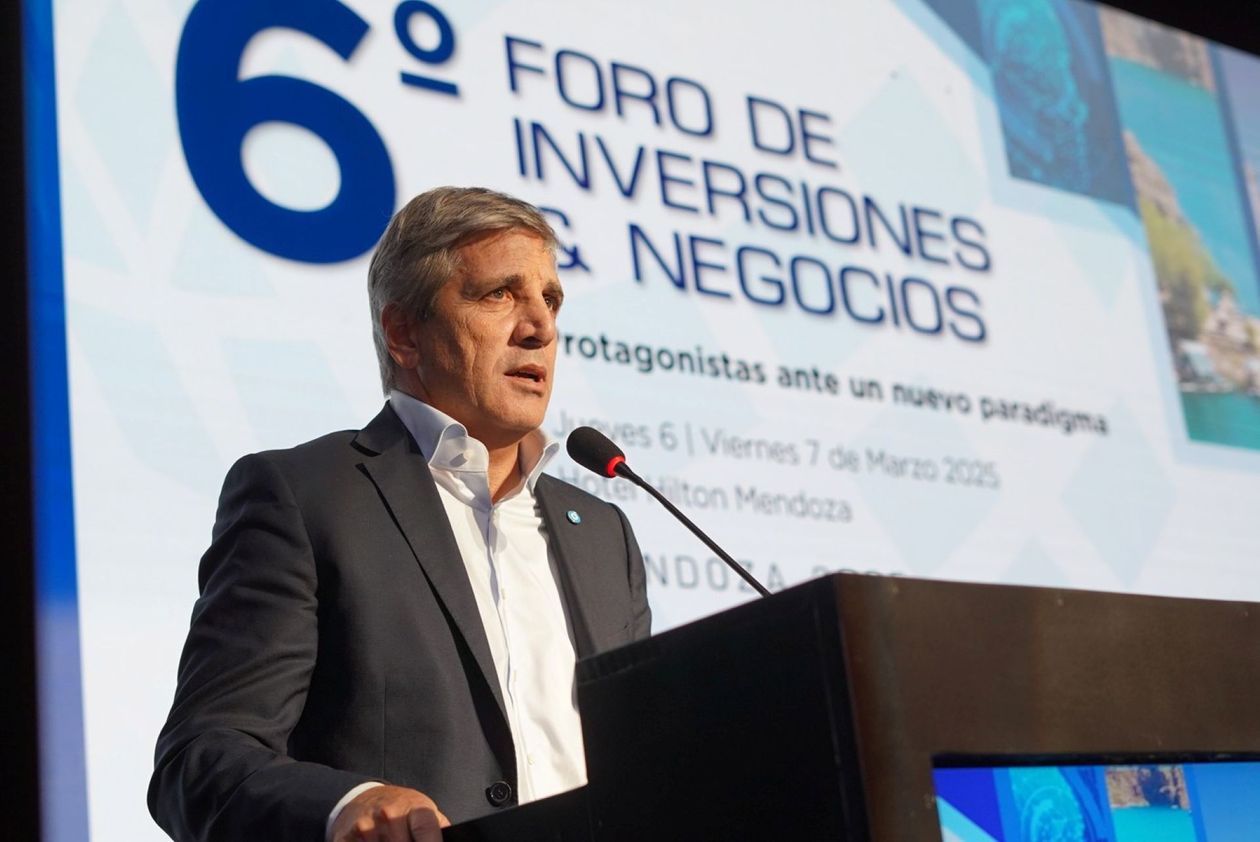 Toto Caputo enfrenta dudas por el bono en dólares que expone que el mercado no compra la reelección de Javier Milei