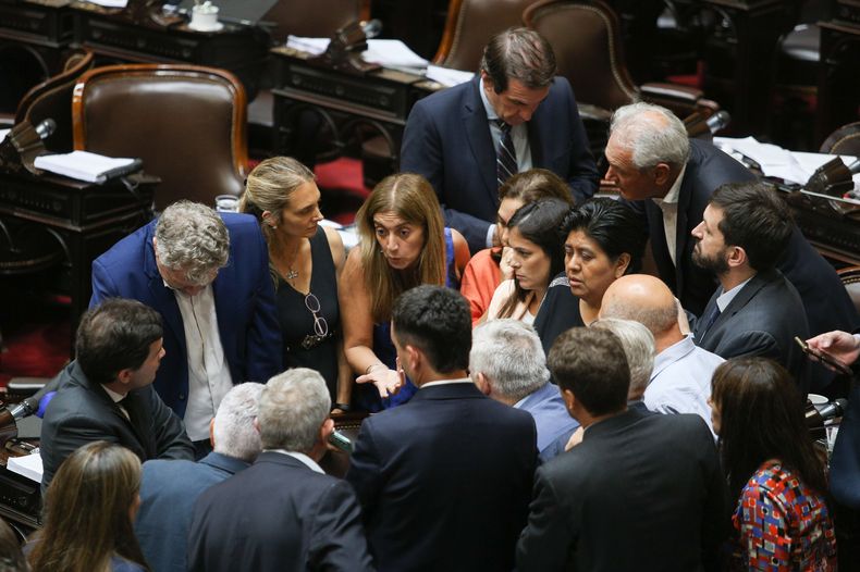 Cumbre del grupo de la UCR rebelde, en plena sesión por el tratamiento de la ley ómnibus.&nbsp;