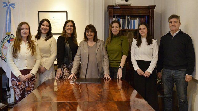 Patricia Bullrich, junto a la tropa legislativa bonaerense que le responde.