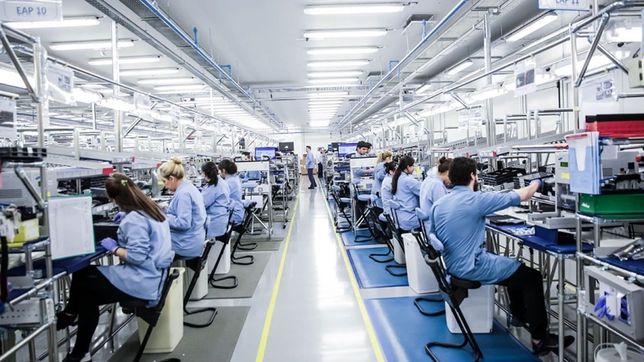 Fábricas de electrónicos en caída libre en la era Javier Milei.