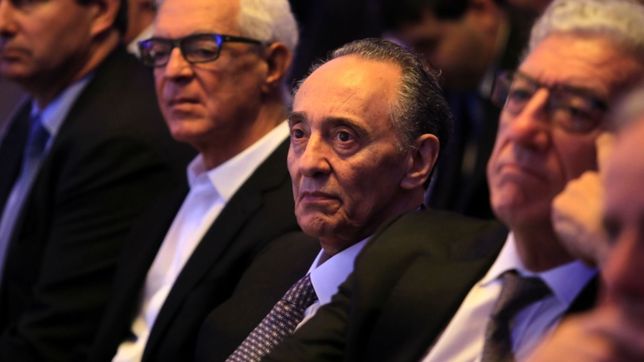 con una pequena gran ayuda de mis amigos (del gobierno) con una pequena gran ayuda de mis amigos (del gobierno)