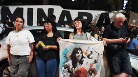 Militantes acompañan a CFK en la puerta del Otamendi.