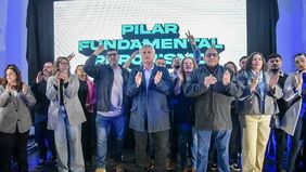 El gobernador de La Pampa y presidente del PJ, junto a las autoridades de unidades básicas y líneas internas, este lunes, en el PJ provincial. FOTO: www.radiokermes.com