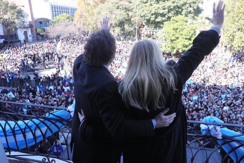 Karina Milei, una de las más aplaudidas por el público en el Cabildo de Córdoba.