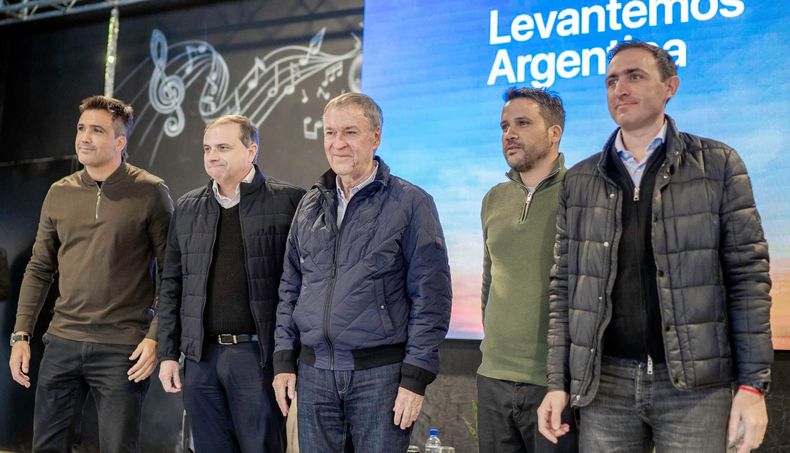 Facundo y Marcos Torres durante un acto de la campaña nacional de Schiaretti en Alta Gracia. Completan la foto Juan Brugge y Julián López, candidatos a la Cámara de Diputados.&nbsp;