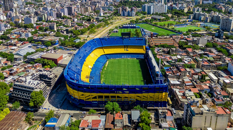 En la cancha de Boca se juega la política grande: Javier Milei y Mauricio Macri van por Juan Román Riquelme.&nbsp;