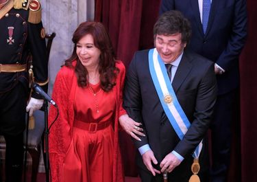 Cristina Fernández de Kirchner se ríe con Javier Milei en la asunción (Foto: NA)
