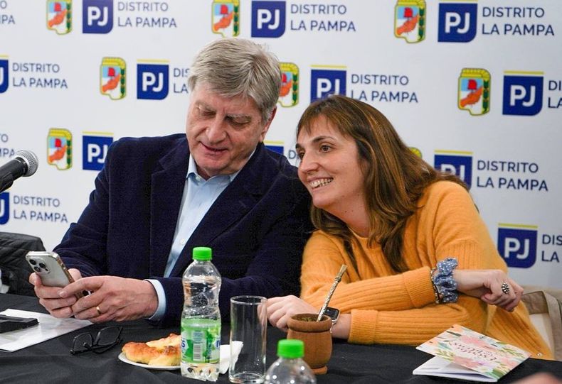 Luchy Alonso junto al gobernador Sergio Ziliotto, en una reunión del PJ de La Pampa, que él preside y en el que ella es la vicepresidenta.