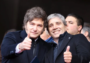 Javier Milei y Toto Caputo hicieron promesas sobre la economía que no resistieron sus propios resoluciones.&nbsp;