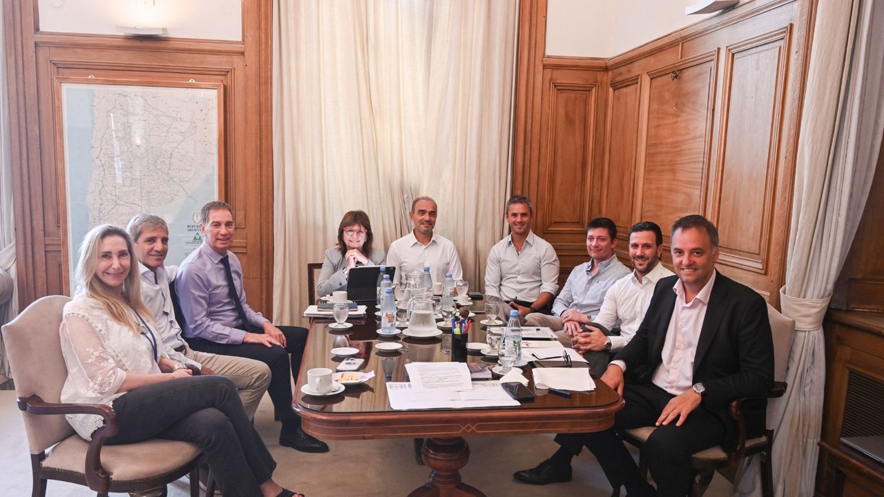 La mesa política del Gobierno.