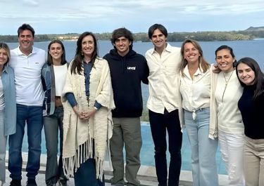 Victoria Villarruel, junto a la familia de una funcionaria de Guillermo de Rivas.