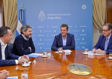 Otro dólar y van: Massa pesca reservas con un tipo de cambio para extranjeros