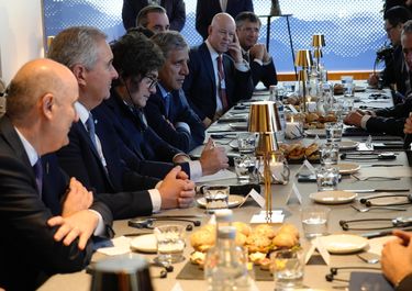 Javier Milei busca convencer en Davos a inversores para volver a los mercados internacionales&nbsp;