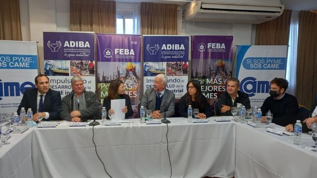 grieta por batakis: dardos del campo y banca de la industria y el comercio