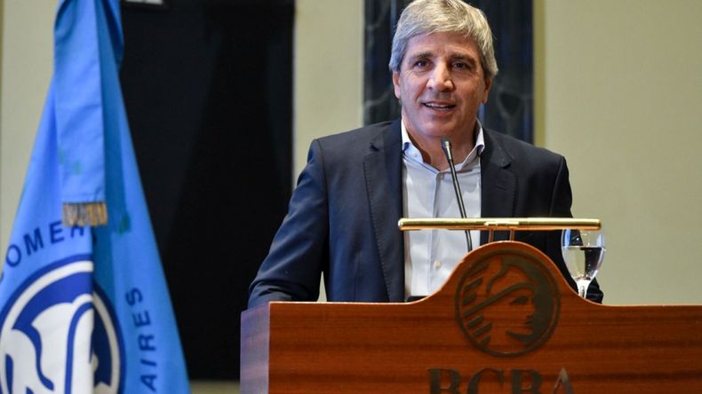 Toto Caputo testea a los mercados con bonos&nbsp; en dólares para reconfigurar la estrategia de deuda.&nbsp;