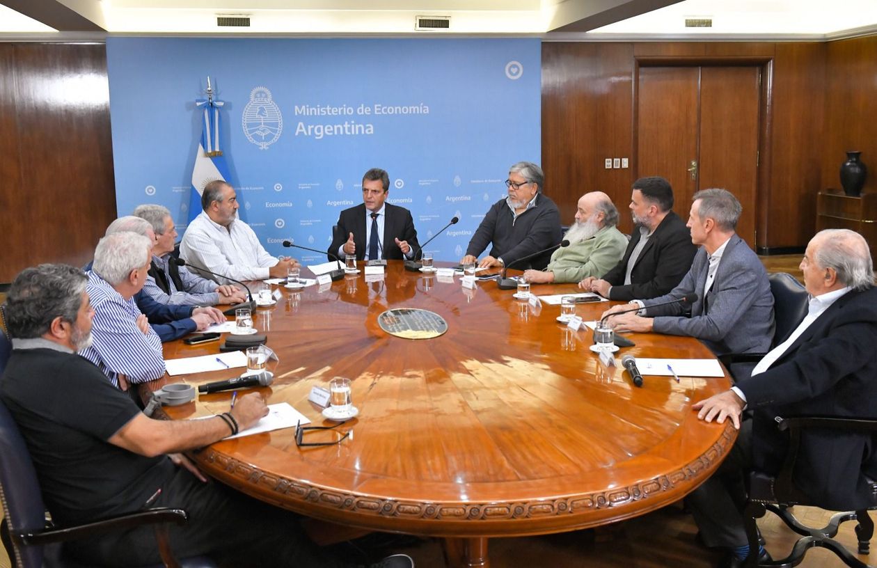 Massa con gremios y organizaciones sociales.jpg