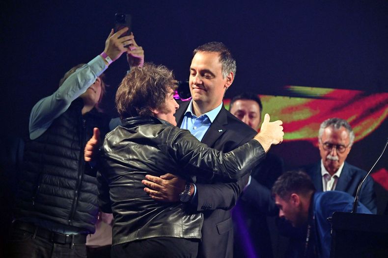 Javier Milei se abraza con Manuel Adorni en el cierre de campaña porteño.