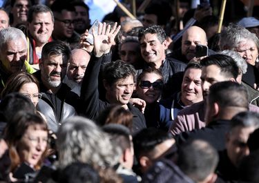 El gobernador Axel Kicillof, en la marcha por CFK.