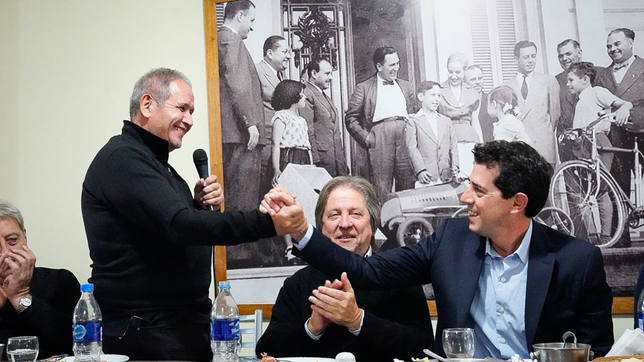 Eduardo de Pedro, con el bancario Sergio Palazzo. Abrazo sindical a Wado Presidente 2023.