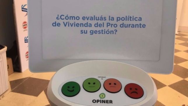 escarapelas, libros y ?encuestas?, el merchandising del 25 de mayo de lousteau