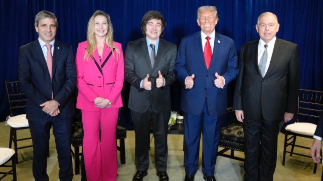 Toto Caputo, Karina Milei, Javier Milei, Donald Trump y el canciller Gerardo Whertein en su viaje a Estados Unidos para buscar apoyo en medio de la crisis.&nbsp;