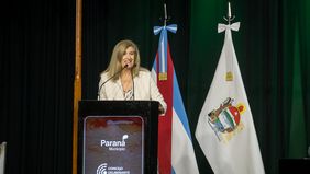 Rosario Romero, intendenta de Paraná, dando comienzo a las sesiones ordinarias del Concejo Deliberante.