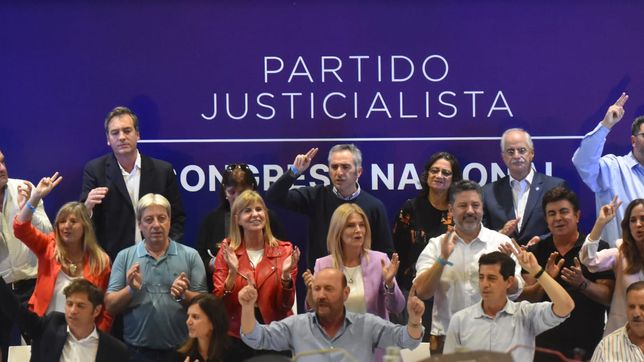 una hora antes del re-renunciamiento, el congreso del pj pidio cristina presidenta