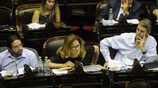 grandinetti rompe con massa y arma bloque con camano