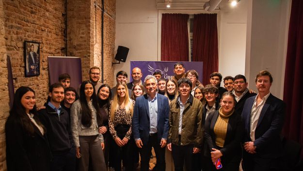 Jóvenes libertarios y Pareja, el armador de Karina Milei en Buenos Aires Jóvenes libertarios y Pareja, el armador de Karina Milei en Buenos Aires